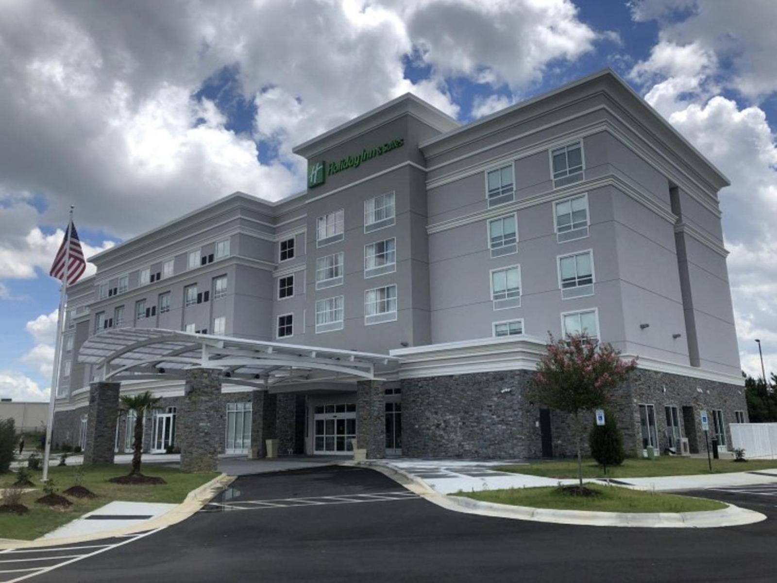 Holiday Inn & Suites - Fayetteville W-Fort Bragg Area